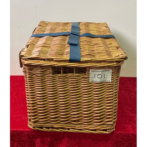 101 - Wicker hamper, measures approx 30cm x 30cm x 50cm