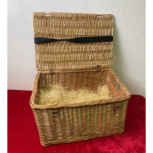 137 - Large wicker basker, measures approx 52cm x 35cm x 30cm