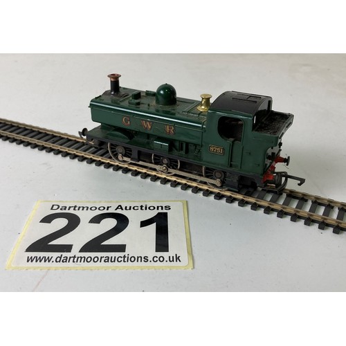 221 - OO scale model railway locomotive
Hornby Tri-ang GWR 87XX Pannier Tank in GWR green livery

Coupling... 