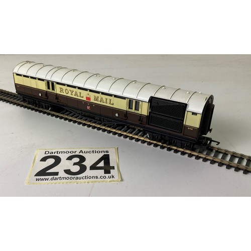 234 - Hornby Railways OO/HO scale Royal Mail Sorting Coach in GWR/WR Chocolate and Cream livery. Features ... 