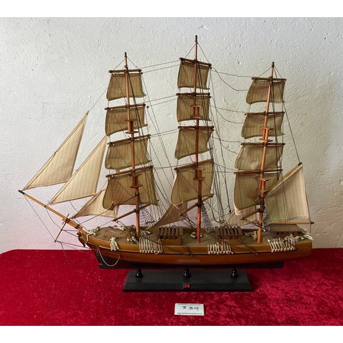 339 - Fabulous model of the USS Constitution triple-masted US naval sailing ship by Hanah. Hull approx 26