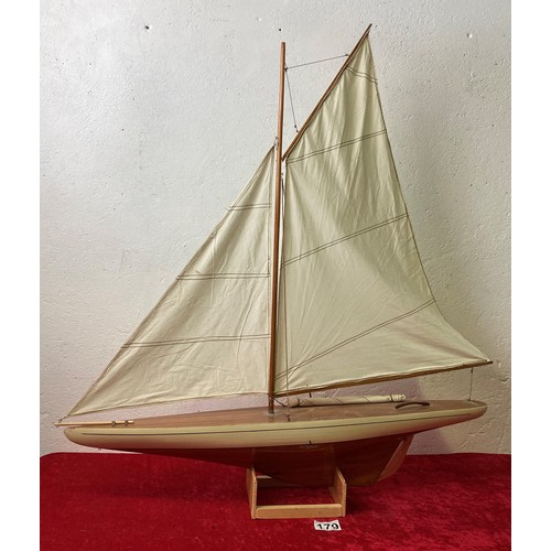 179 - Fabulous model / pond yacht, hull measures approx 90cm and the mast measures approx 68cm