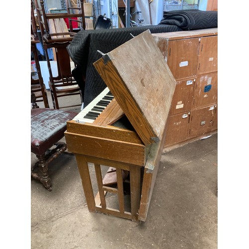 468 - Pearl River folding travelling preacher organ in working order (can be demostrated at viewing evenin... 