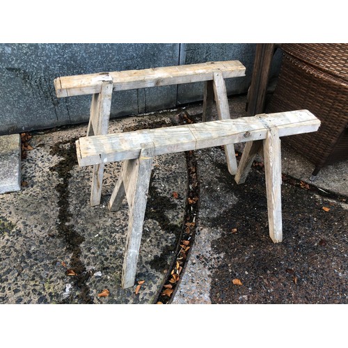 6 - 2 saw horses / benches