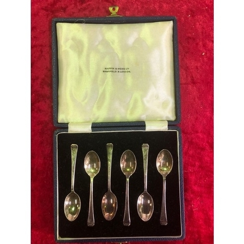 624 - Boxed set of six silver salt spoons by Mappin & Webb, 1948/9, 45g