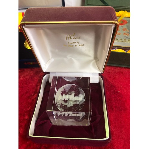 622 - Boxed South Korean honorary citizenship medal, boxed glass paperweight presented by the Mayor of Seo... 