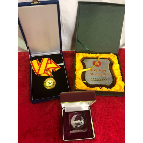 622 - Boxed South Korean honorary citizenship medal, boxed glass paperweight presented by the Mayor of Seo... 