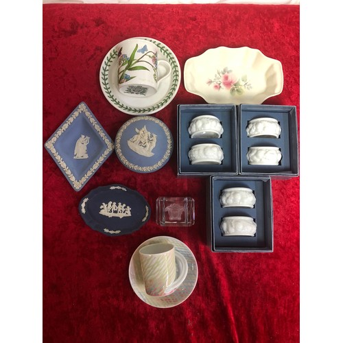 637 - Collectible china inc. six boxed Rosenthal Classic Rose napkin rings, a Portmeirion cup and saucer, ... 