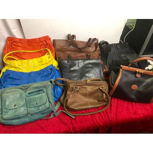 653 - Selection of vintage leather handbags including Pia, Dori and Bugatti