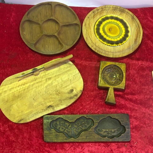 658 - Wooden / treen items including two pastry or craft moulds and a cheese board with knife