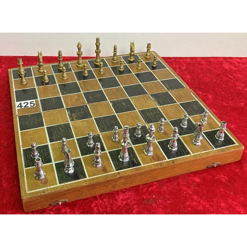 106 - A wooden cased chess set with chess pieces in white and yellow metal.
With the velvet lined case to ... 