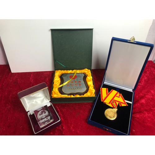 162 - Boxed South Korean honorary citizenship medal. boxed glass paperweight presented by the Mayor of Seo... 