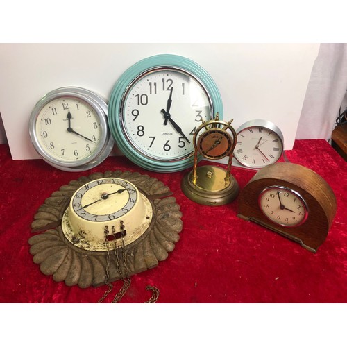 172 - Quantity of modern and vintage clocks