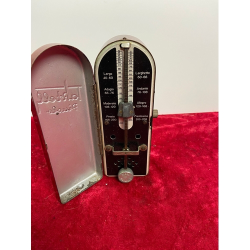 109 - 1930's German clockwork metronome in working order