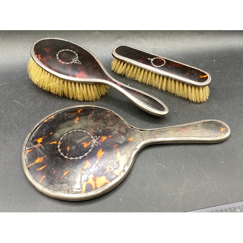 200 - Silver and tortoiseshell dressing table set, mirror (a/f) 1922-3, brushes 1923-4, all Birmigham