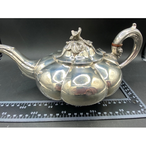 207 - Silver teapot with beautiful leaf design, London, 1914-5, 650g