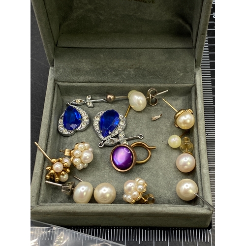 436 - Selection of assorted pearl earings