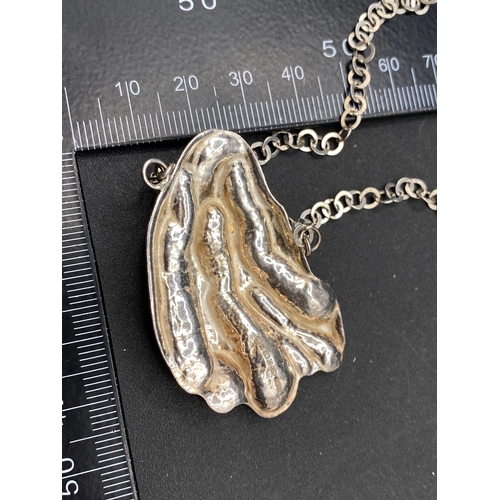 451 - Silver shell pendant necklace