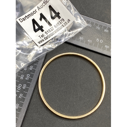 414 - Thin plain gold bangle marked '715', 9.2g