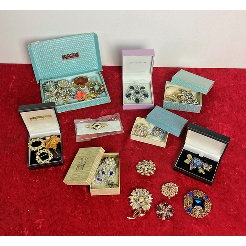 160 - Good selection of costume jewellery brooches