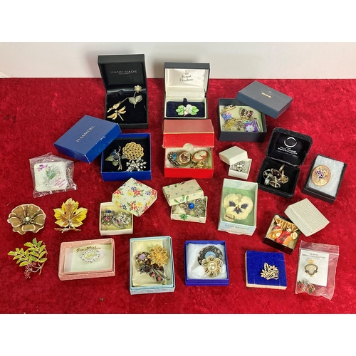 161 - Good selection of costume jewellery brooches