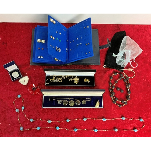 181 - Quantity of costume jewellery