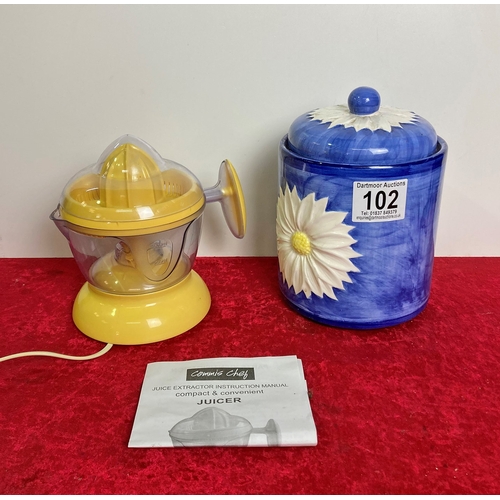 102 - A brand new juicer and a coloured cookie jar