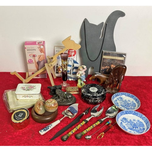 123 - A box of mixed ornament and collectibles including metal cap chalkboard, wooden dog wine bottle hold... 