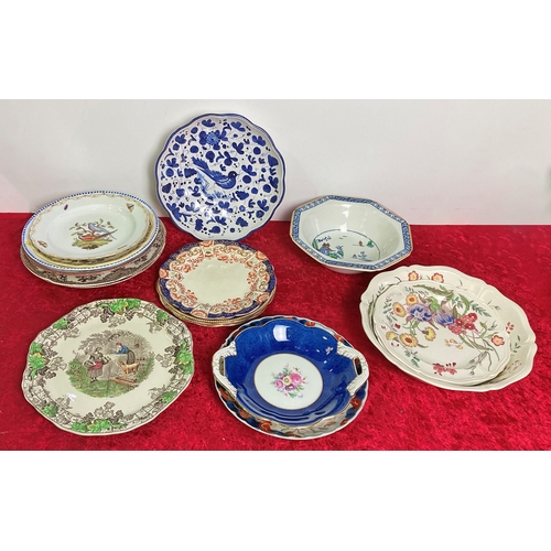 139 - Selection of good quality china plates and dishes including Wedgewood, Royal Albert, Royal Doulton e... 