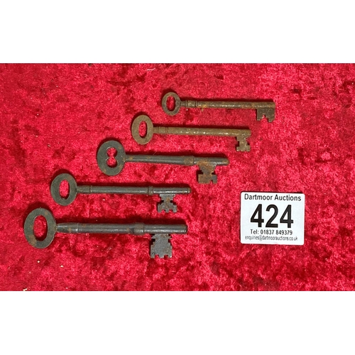 424 - 5 antique keys