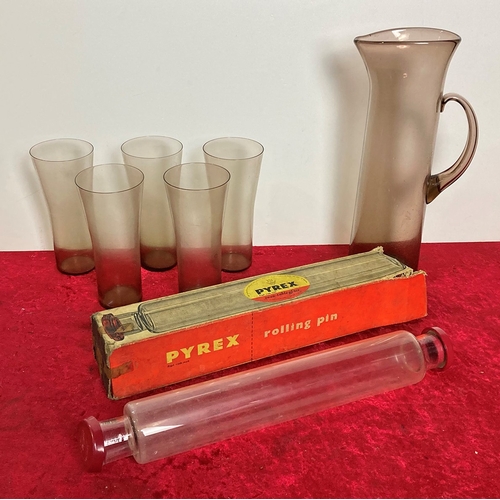 463 - Retro jug and glasses set along with a boxed Pyrex glass rolling pin