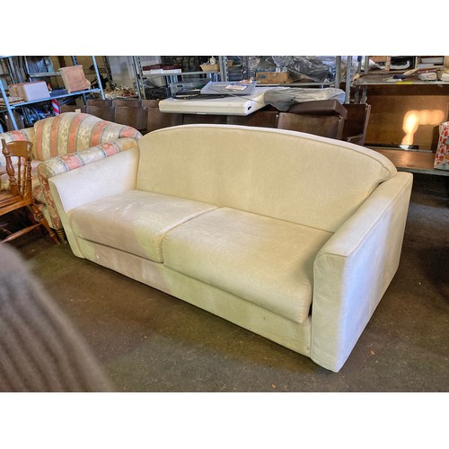 552A - Very well engineered high quality sofa bed measuring approx 84