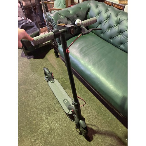 720 - Superb electric scooter in as new condition and full working order