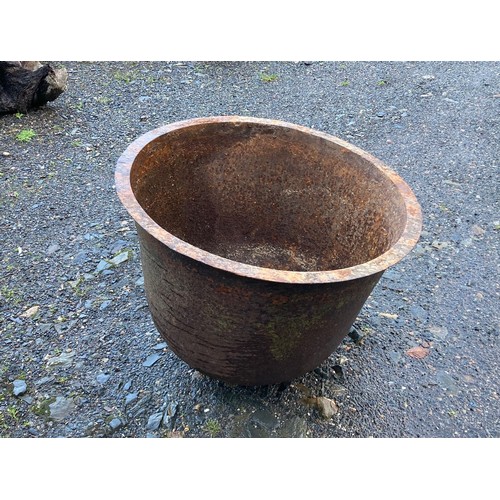 724 - Very large iron pot / cauldron