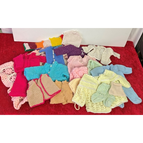 6 - Bag of hand-knitted doll's clothes
