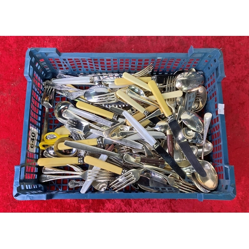 640 - Tray of mixed cutlery