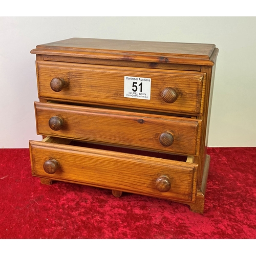 51 - Fabulous wooden miniature chest of drawers 31 x 35 x 18 cm