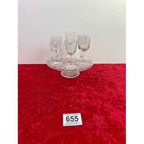 655 - A pretty glass cake stand and six assorted sherry/liqueur glasses.