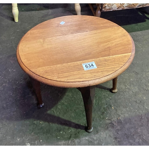 634 - A small round wooden coffee table at 21