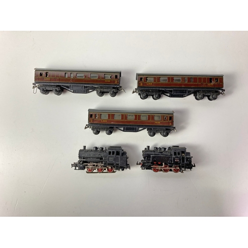 425 - 3 x Trix TTR LMS coaches 7495 1st class and 2 x 5542 3rd class OO gauge + 1 x Trix TTR 80018 0-6-0 l... 