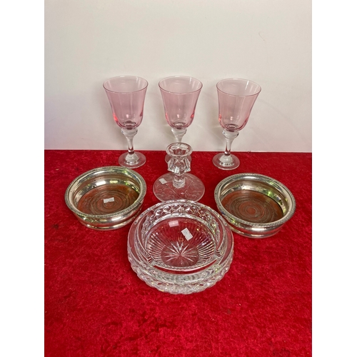 756 - Crate including 2 large bottle coasters, 3 rose tinted large wine glasses, heavy glass bowl and a gl... 