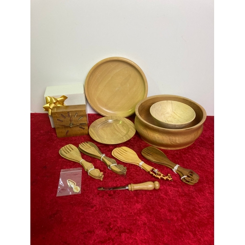 1206 - Collection of wooden bowels/ dishes, salad servers, boxed wooden clock