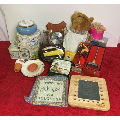 1213 - Assorted items, including a boxed Chasseur casserole pot, and shoe claning kit, ect