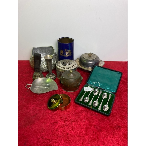 1216 - Box of metal items, including a cased set of teaspoons