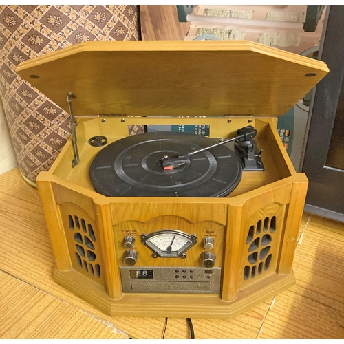 1239 - Nostalgic music system - model S900 with turntable