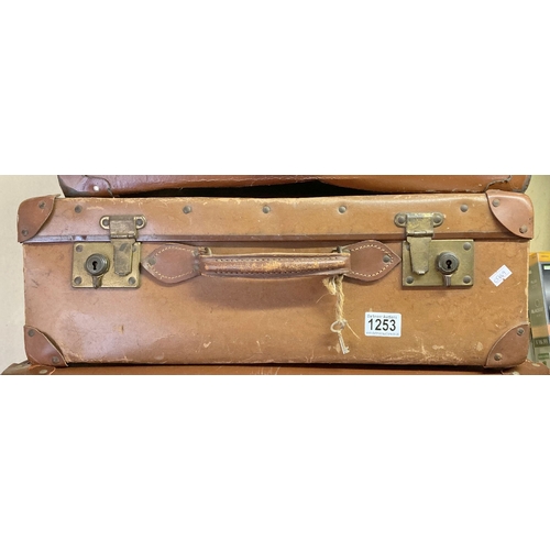 1253 - A leather suitcase with key