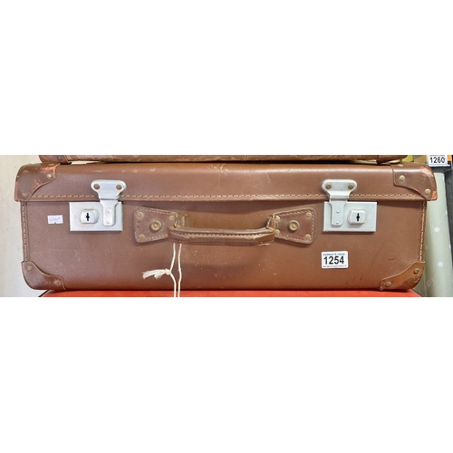 1254 - A leather suitcase with two keys