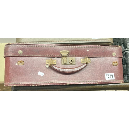 1263 - Small, attractive carry suitcase - A/F