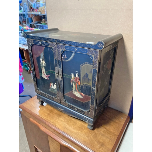 1370 - Pretty Oriental lacquered cabinet with decorative and embossed doors