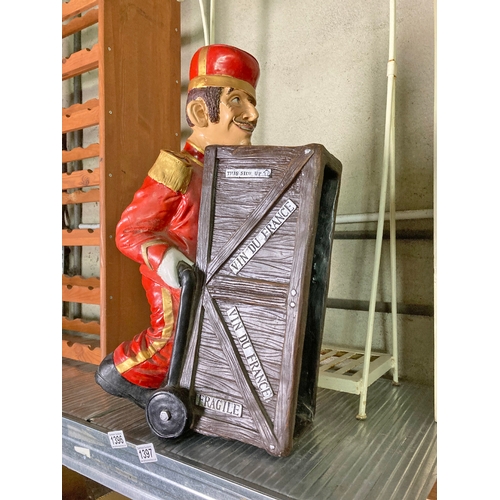 1397 - Amusing wine rack depicting a porter moving a wine crate